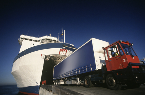 LKW fährt von Fähre
